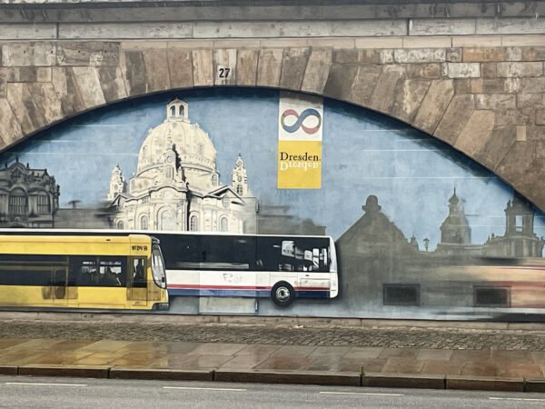 Eine Malerei an einem Brückenbogen in Dresden