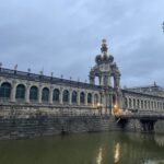 Blick auf den Zwinger in Dresden in der Abenddämmerung