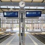 Zwei TFT-Anzeiger hängen an einem Bahnsteig für die Straßenbahn am Hauptbahnhof in Chemnitz.