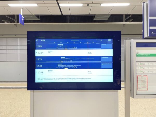 ein Funkwerk Anzeiger als Vitrine auf einem Bahnsteig