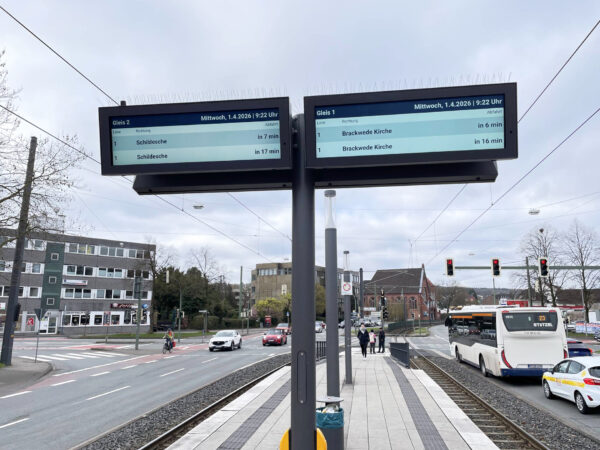 Funkwerk ZIM wide Anzeiger an einem Straßenbahnsteig in Bielefeld